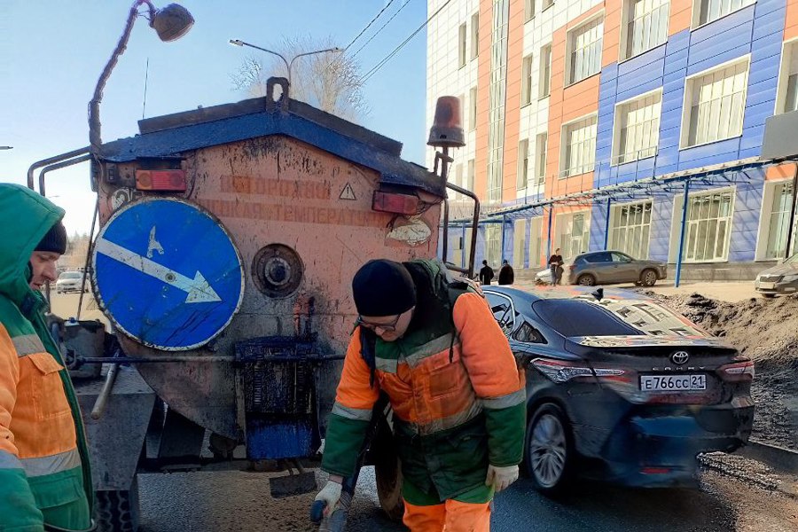На дорогах города Чебоксары продолжается проведение ямочного ремонта