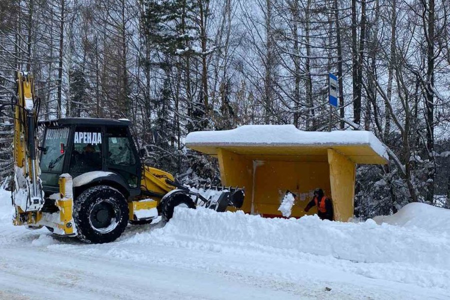 На дорогах округа продолжаются работы по уборке снега