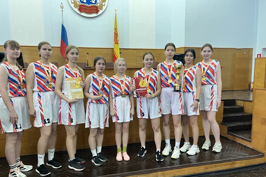Спорт вместо наркотиков: в Калининском районе столицы состоялось награждение победителей и призеров первенства по баскетболу среди школьных команд юношей и девушек «КЭС-Баскет» сезона 2023 - 2024 года.