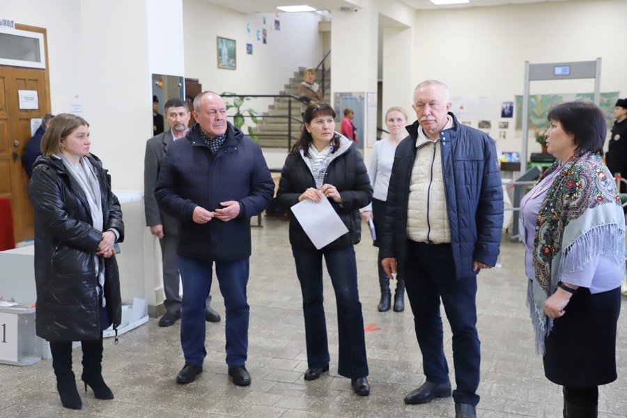 Глава Яльчикского муниципального округа ознакомился с ходом проведения голосования