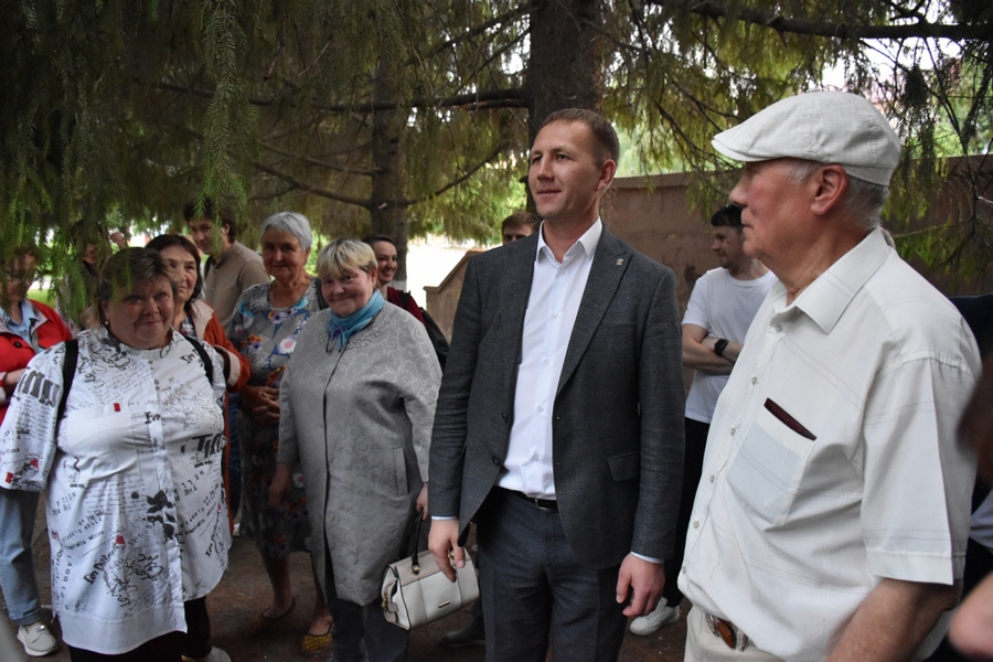 06 июня 2023 г. по инициативе администрации города Шумерля состоялась встреча с горожанами, по вопросу благоустройства парка