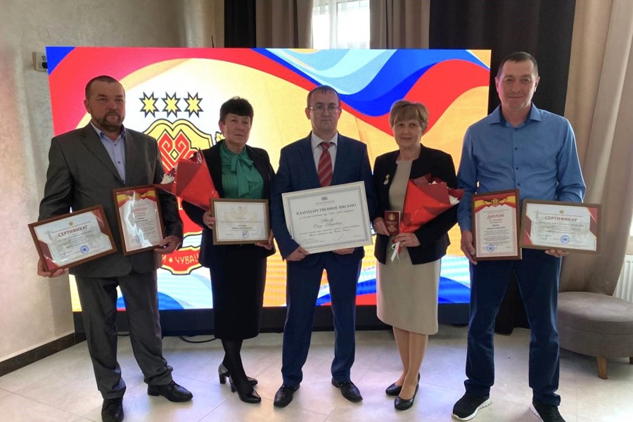 В рамках празднования Дня местного самоуправления состоялось награждение государственными и ведомственными наградами лучших сотрудников муниципальной службы Ядринского округа.