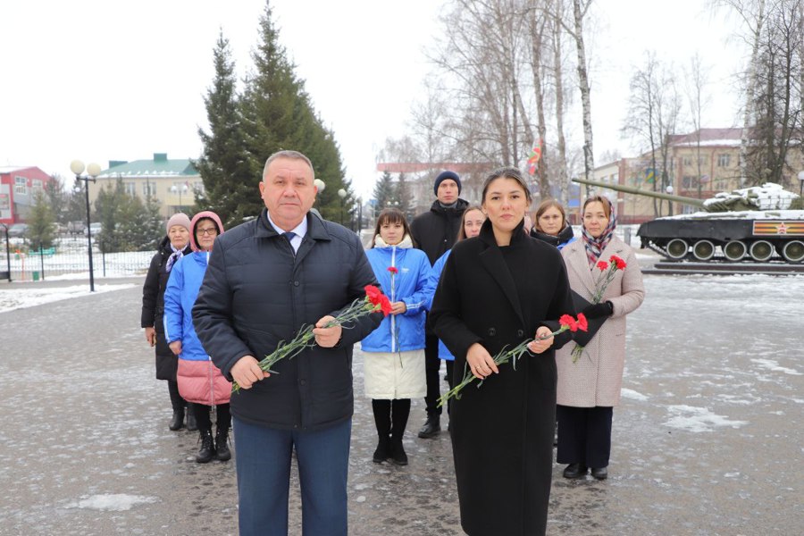 Память неизвестного солдата почтили у Монумента Славы