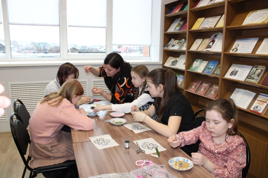 В центральной библиотеке прошел мастер-класс по бисероплетению «Украшения из бисера».