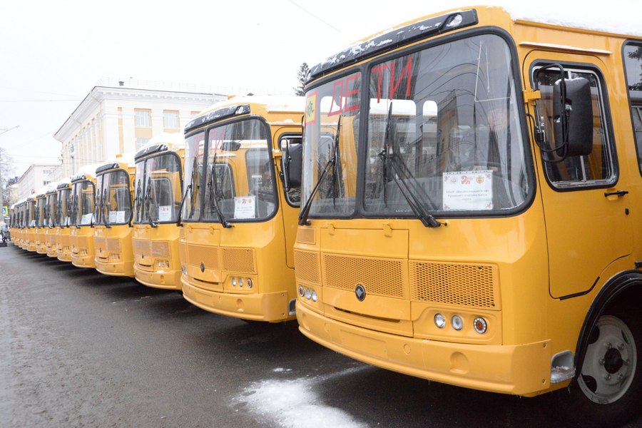 В преддверии Нового года образовательным учреждениям из 21 муниципалитета республики были переданы 49 новых автобусов