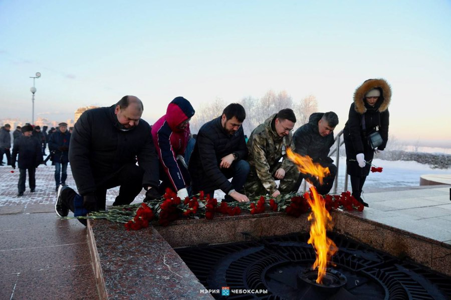 В столице Чувашии состоялось возложение цветов в честь героев Отечества