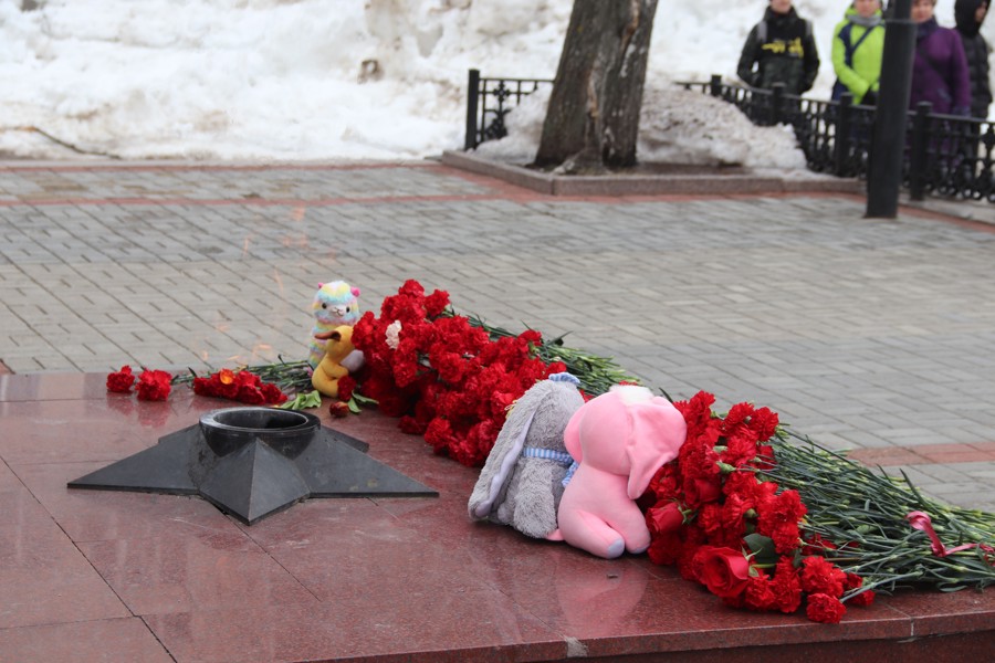 В Новочебоксарске возложили цветы в память о погибших в «Крокус сити холле» в Подмосковье