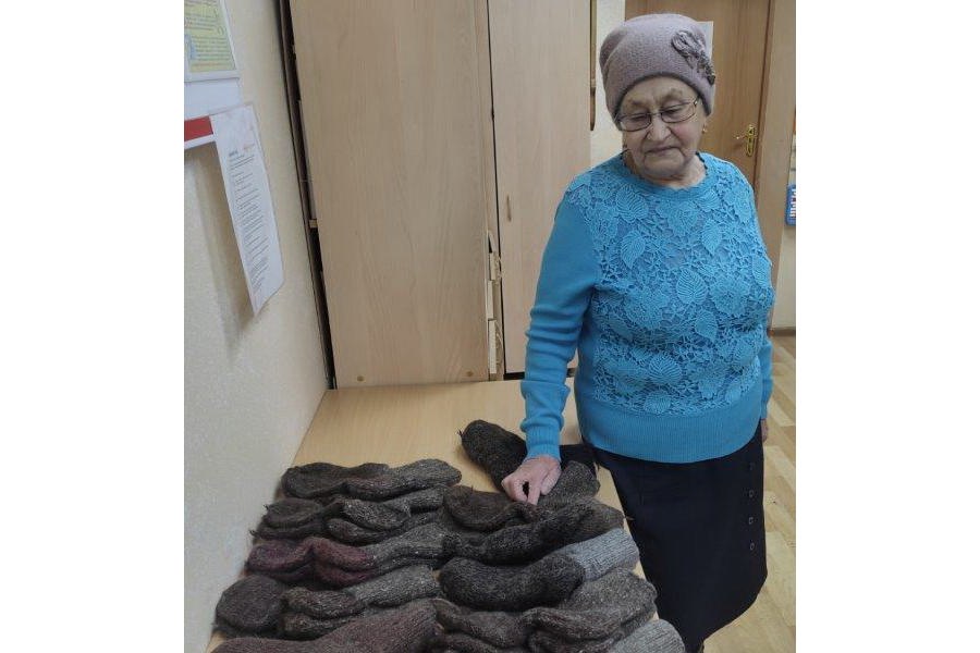 Жительница д. Старые Тойси вяжет носки для мобилизованных