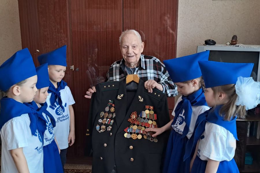 Маленькие патриоты поздравили ветерана войны