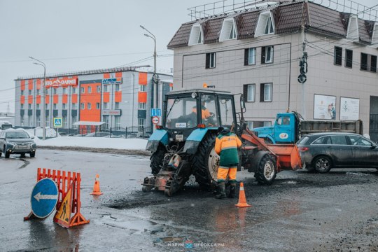На городских дорогах Чебоксар ведется ямочный ремонт