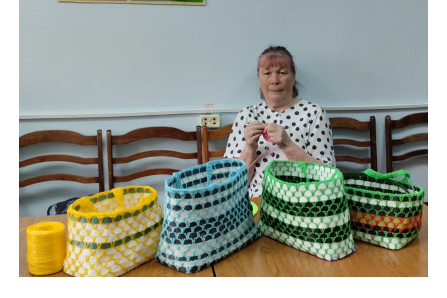 70-летняя рукодельница плетёт корзины из полипропиленовой ленты