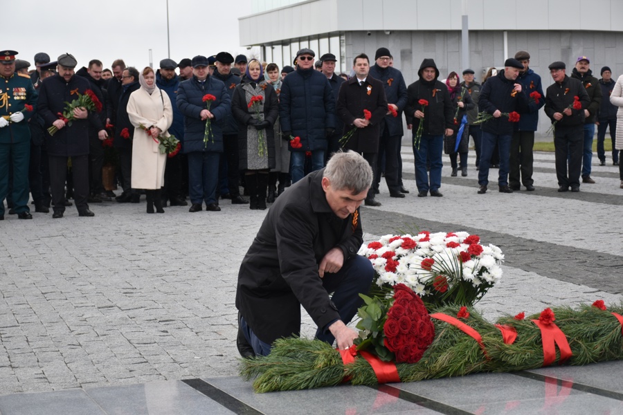 Олег Николаев возложил цветы к мемориалу «Строителям безмолвных рубежей»