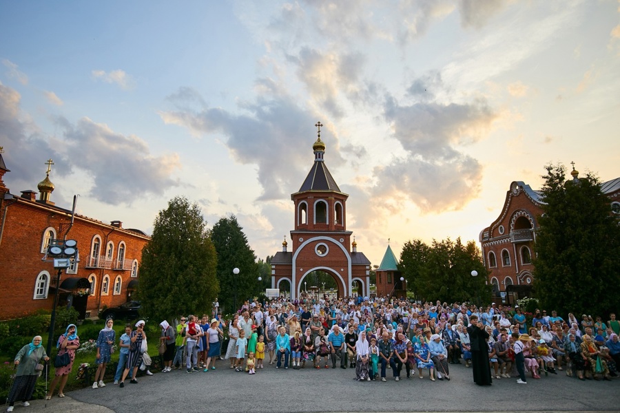 Воспитанники Воскресной школы Тихвинского Богородицкого монастыря - участники IV Межрегионального фестиваля «Волжские перезвоны»