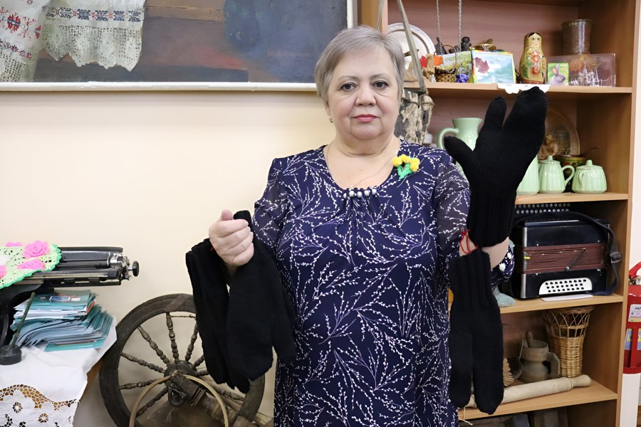 Пенсионерка из Лисичанска вяжет варежки для бойцов