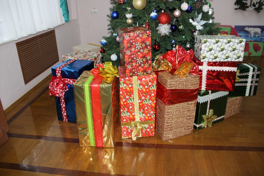 Дети участников СВО посетили новогоднее представление и получили сладкие подарки