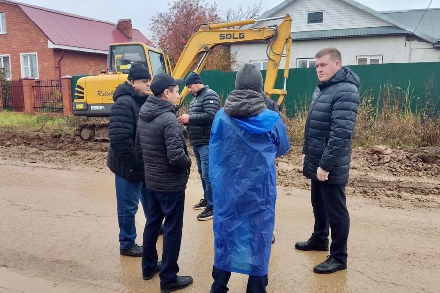Врип главы Чебоксарского муниципального округа Владимир Михайлов посетил строительство водопровода в д. Сятракасы.