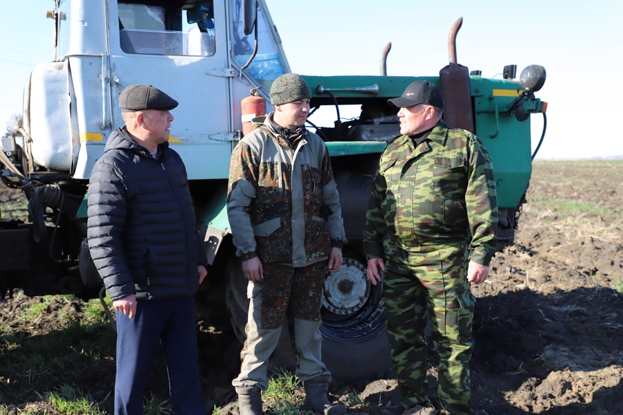 Глава Яльчикского муниципального округа Леонард Левый ознакомился с ходом весенне-полевых работ в ЗАО «Прогресс»