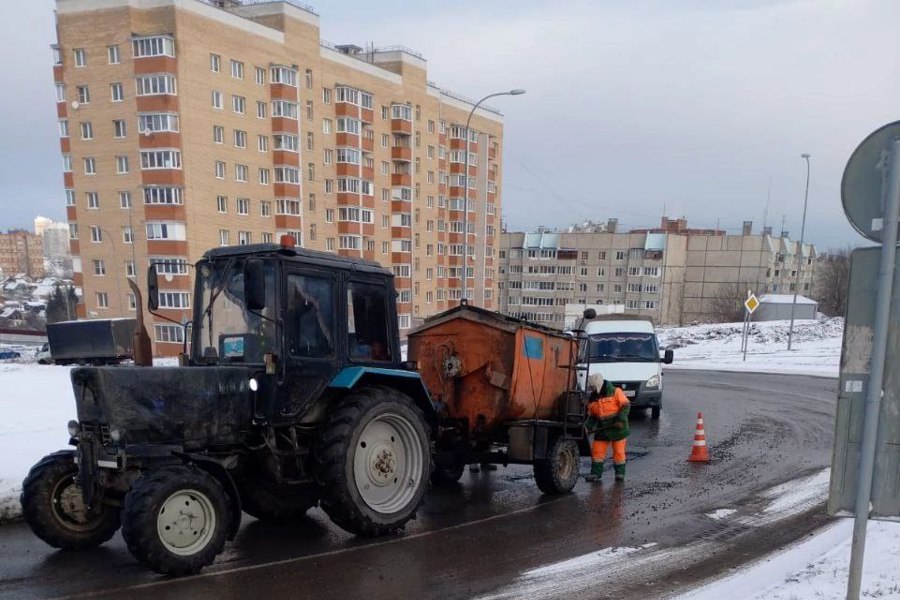 Специалисты АО «Дорэкс» продолжают работы по ямочному ремонту дорог города Чебоксары