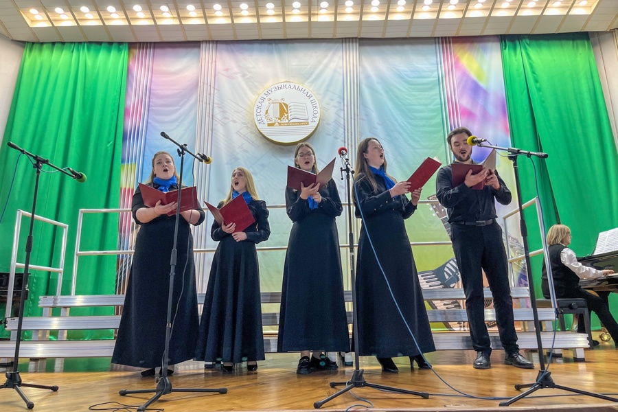 В Детской музыкальной школе прошёл яркий праздничный концерт хорового отделения к 60-летию школы «С песней по жизни идём»