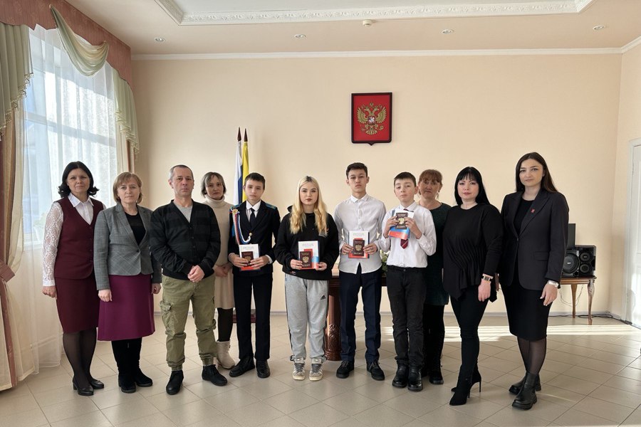В преддверии празднования Дня защитника Отечества состоялась торжественная церемония вручения паспортов юным гражданам Российской Федерации