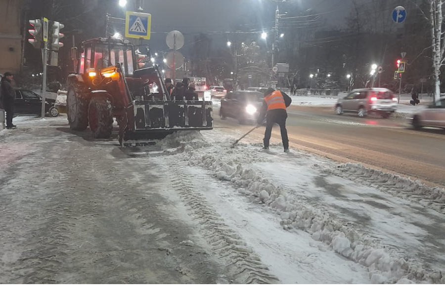 В Чебоксарах продолжаются работы по уборке снега с городских улиц