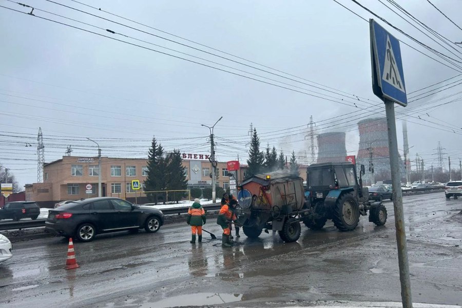 АО «Дорэкс» устраняет дефекты и выбоины на дорогах города Чебоксары