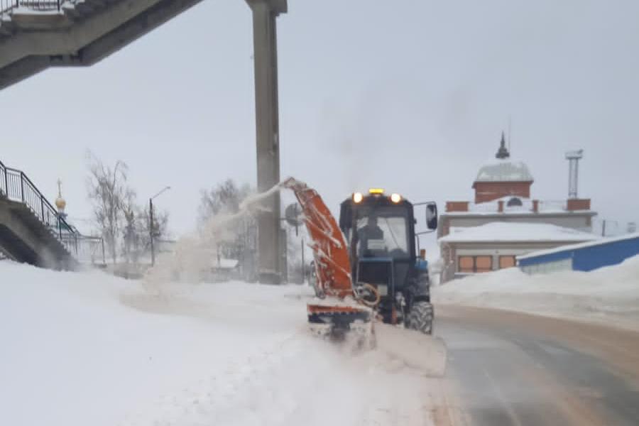 Дорожные и коммунальные службы города Канаш устраняют последствия сильного снегопада