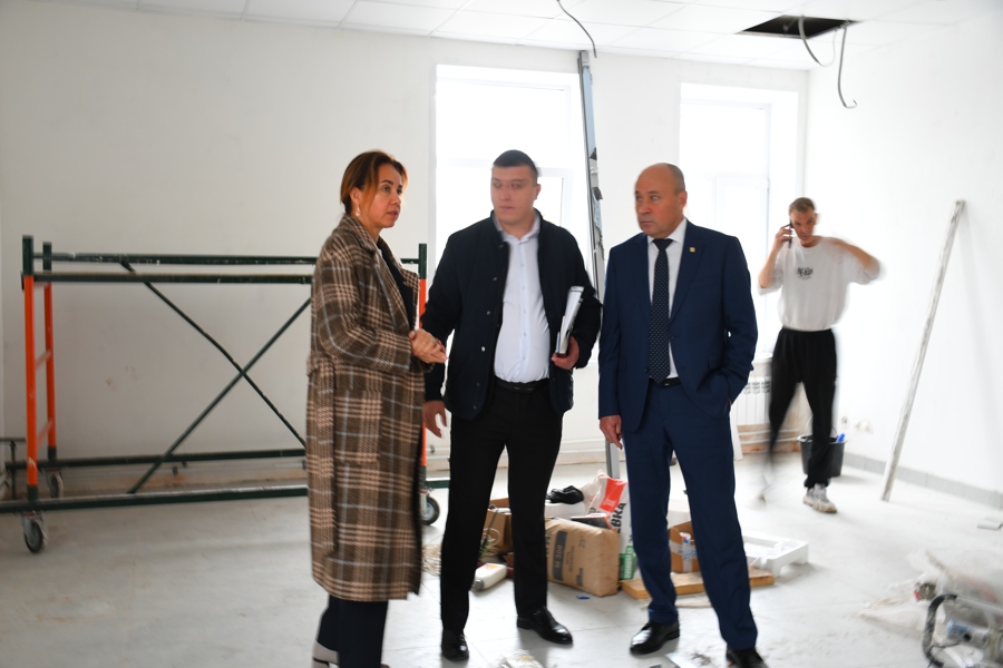 Рудольф Селиванов и Алена Елизарова  ознакомились  с ходом ремонтных работ Центра занятости населения