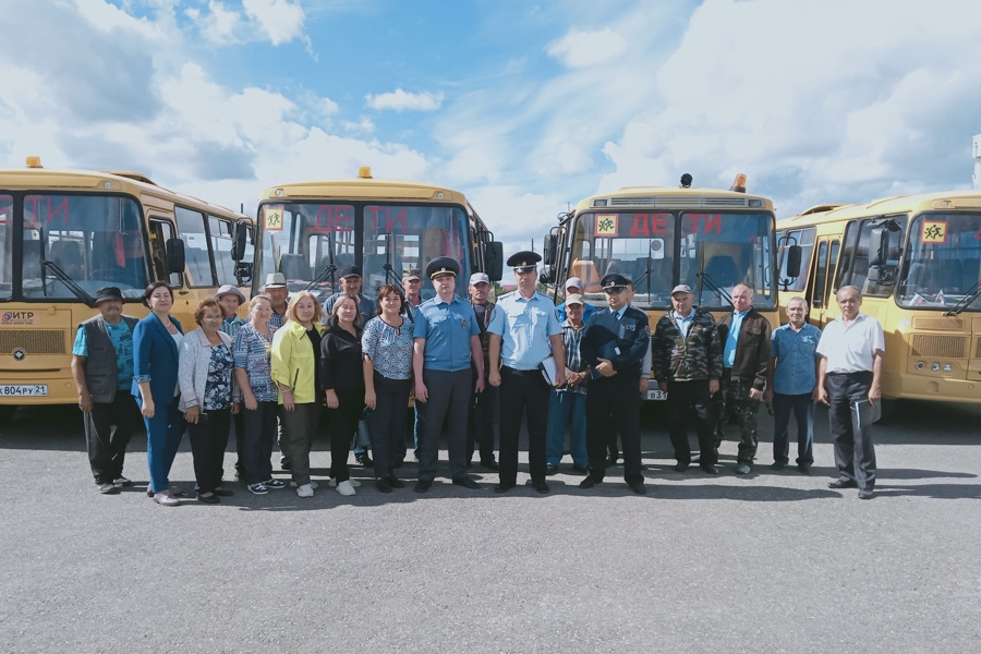 Перед началом учебного 2023/2024 года проведен осмотр школьных автобусов