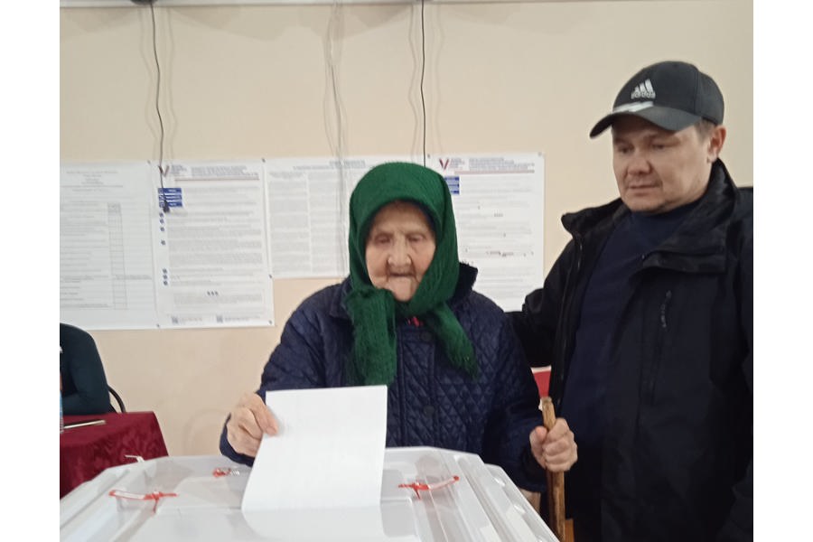 На избирательном участке №1512 проголосовала 97-летняя долгожительница