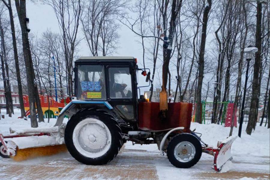 Кадетский сквер и Певческое поле зачищены от снега. Уборка на площадях и скверах продолжается в ежедневном режиме