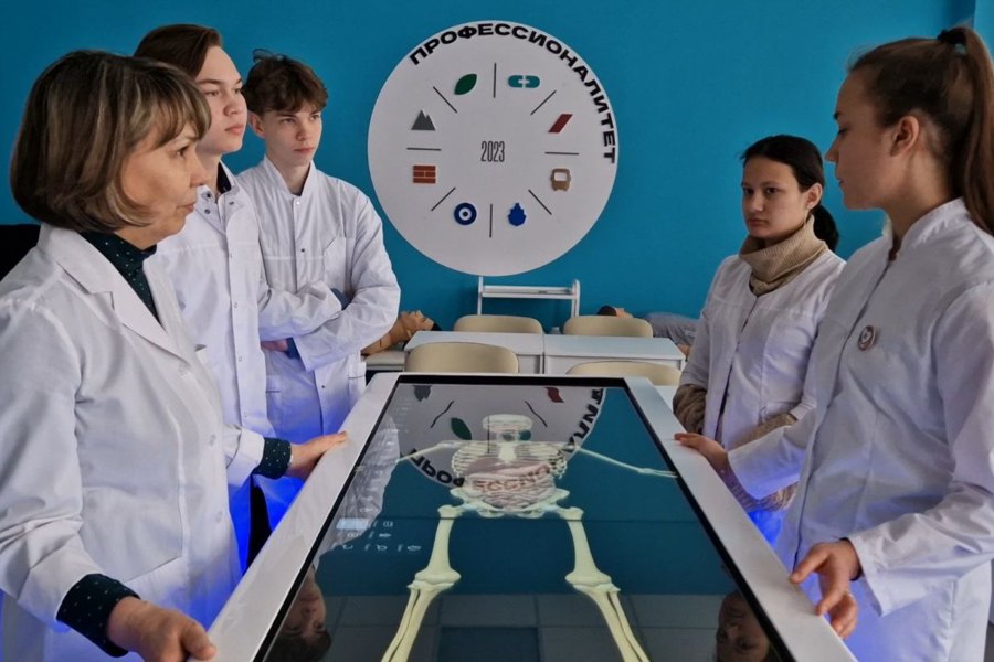 Студенты медколледжа изучают анатомию на 3D-симуляторе
