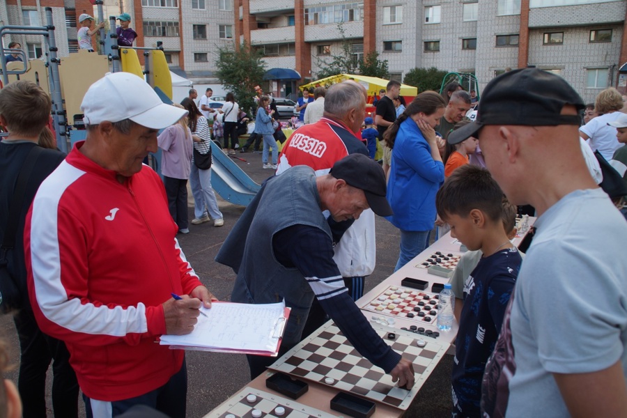 Праздник на дому: в Чебоксарах прошло летнее дворовое представление