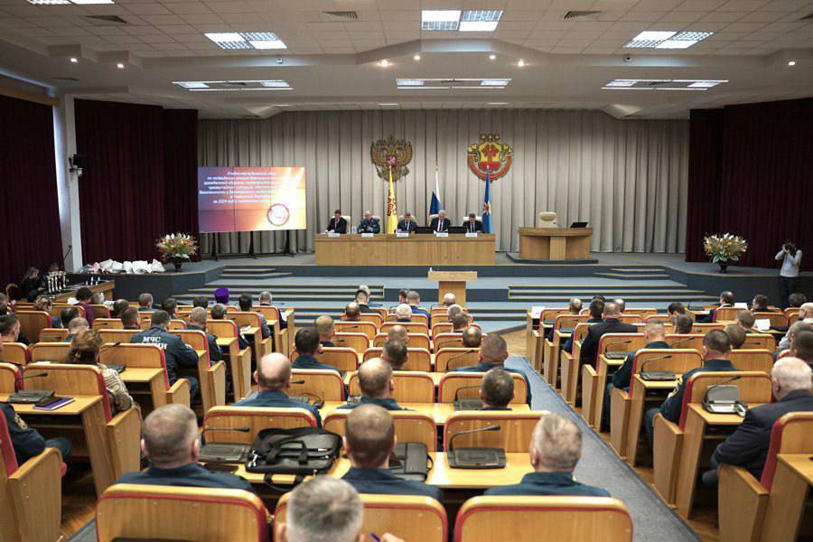В Доме Правительства Чувашской Республики состоялся учебно-методический сбор, на котором обсуждались итоги деятельности в области гражданской обороны, предупреждения и ликвидации чрезвычайных ситуаций, обеспечения пожарной безопасности и безопасности на водных объектах за прошедший год и планы на 2025-й.