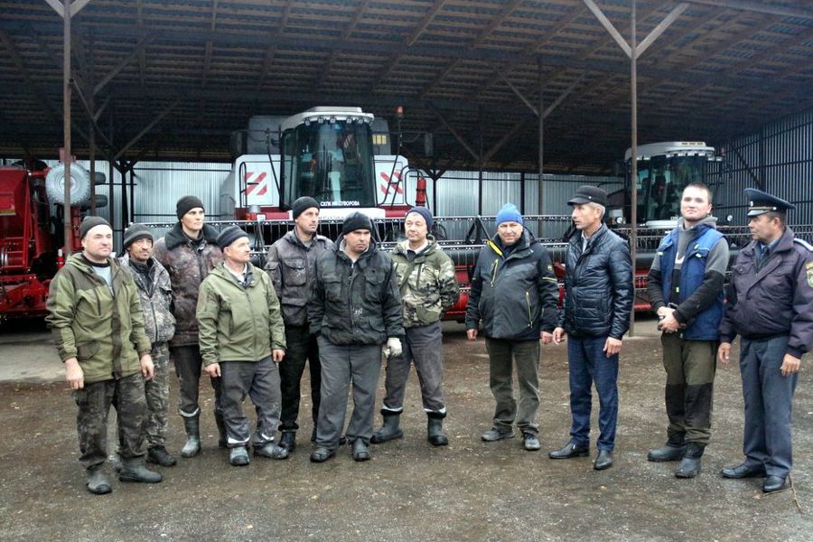 Владимир Димитриев ознакомился с постановкой техники на зимнее хранение в СХПК им.Суворова и СХПК им. Чкалова