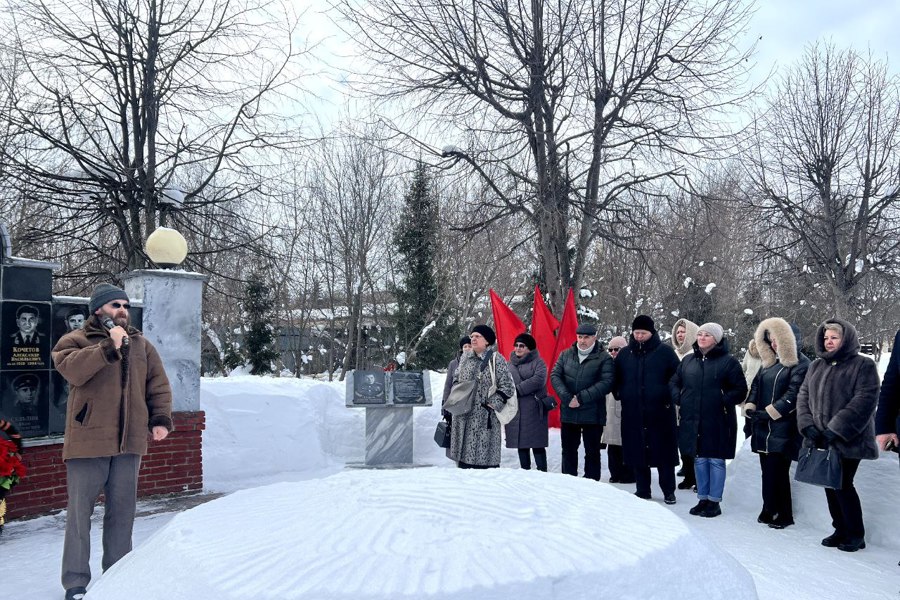 Возложение цветов к памятникам