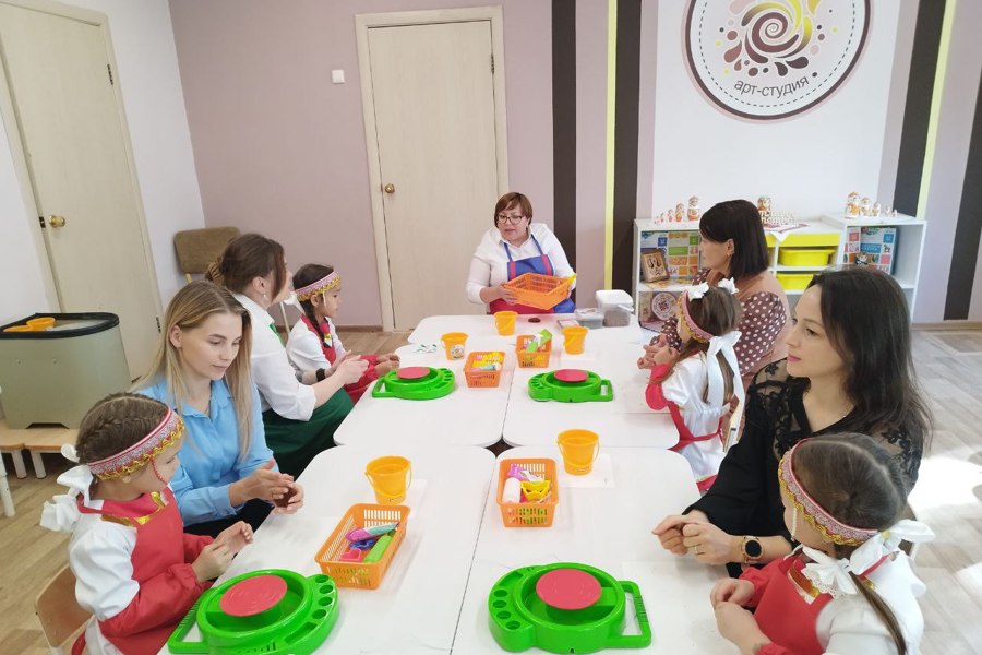 В столичном детском саду открылась гончарная мастерская