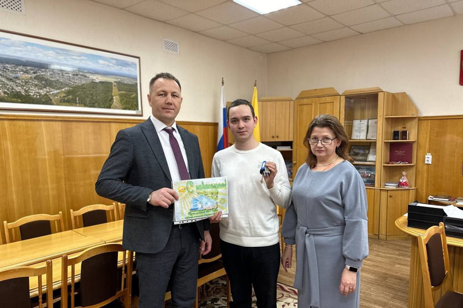 Еще одна мечта сбылась! Состоялось вручение ключей молодому человеку, оставшемуся без попечения родителей