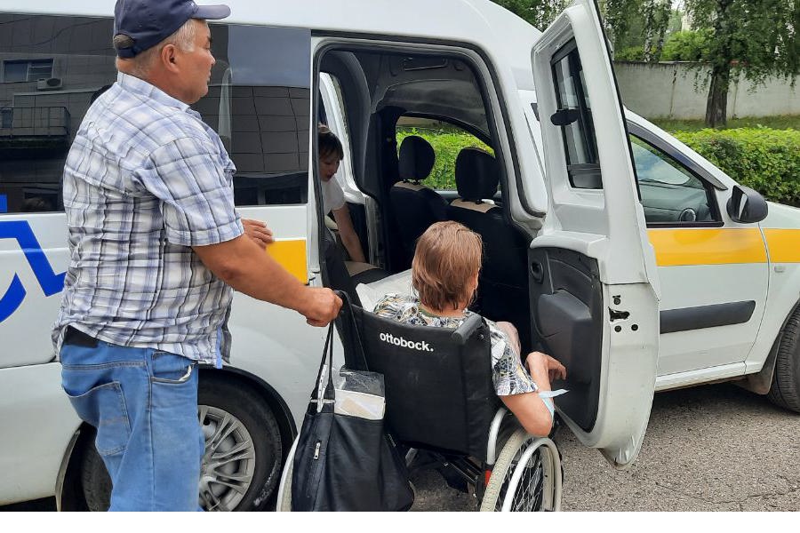 Продолжается работа мобильной бригады по доставке граждан пожилого возраста и инвалидов