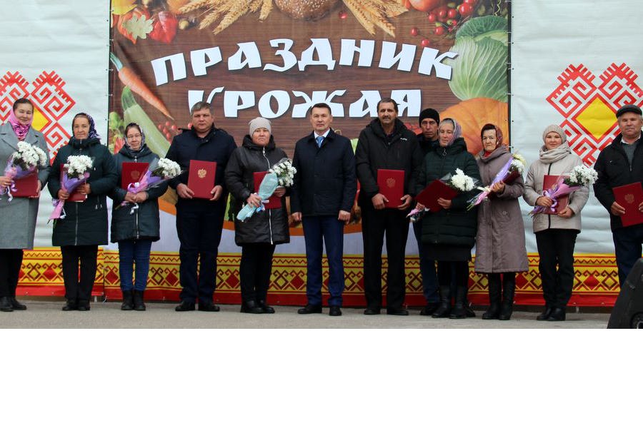 В Моргаушах всем округом отметили День урожая: «спасибо, труженик села, за хлеб, за тыл надежный»