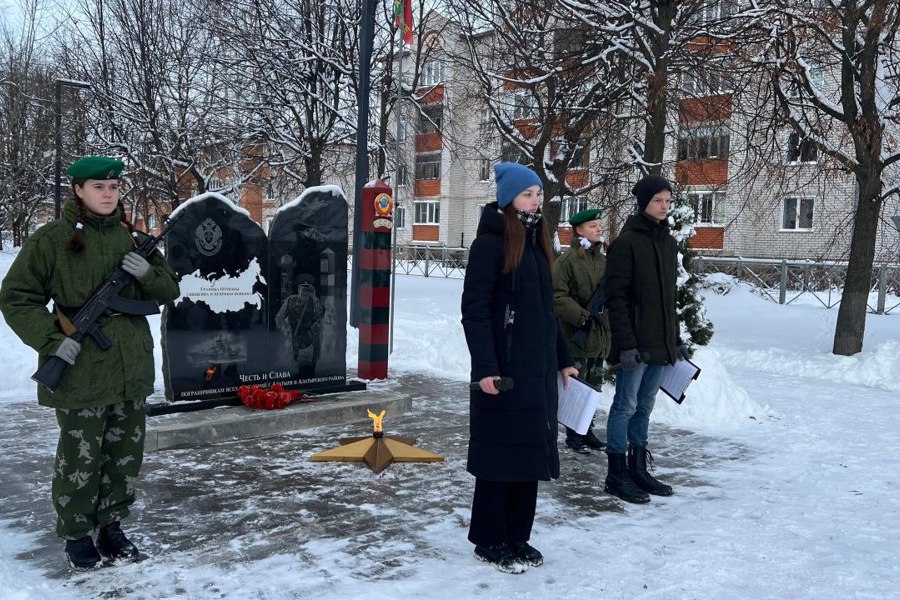 Торжественное возложение цветов у Памятника Пограничникам