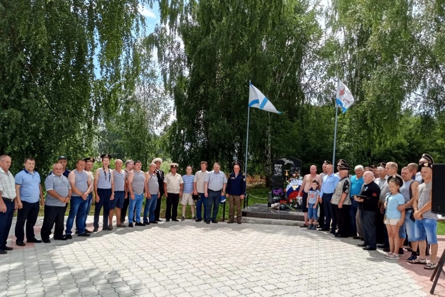 Возложение цветов и праздничный концерт: в Порецком округе широко отметили День ВМФ