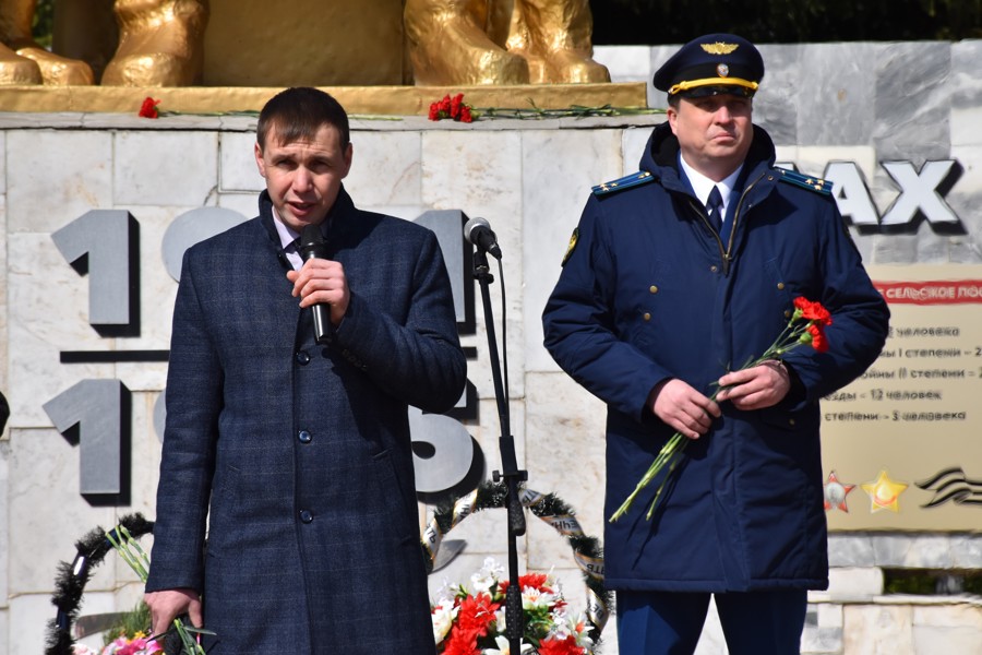 9 мая В Красноармейском муниципальном округе в память о павших воинах в Великой Отечественной войне возложили цветы и венки у Мемориального комплекса