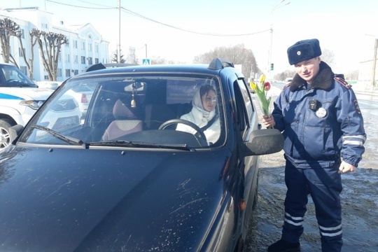 Сотрудники ОМВД России по Ядринскому району присоединились к всероссийской акции «Цветы для автоледи»