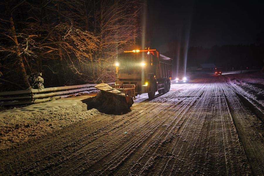 На дорогах Чувашии продолжают убирать снег