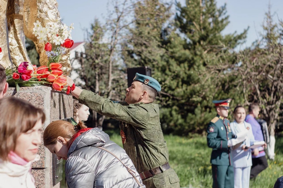 На нижнем поселке состоялся торжественный митинг-возложение цветов к памятнику Неизвестному солдату
