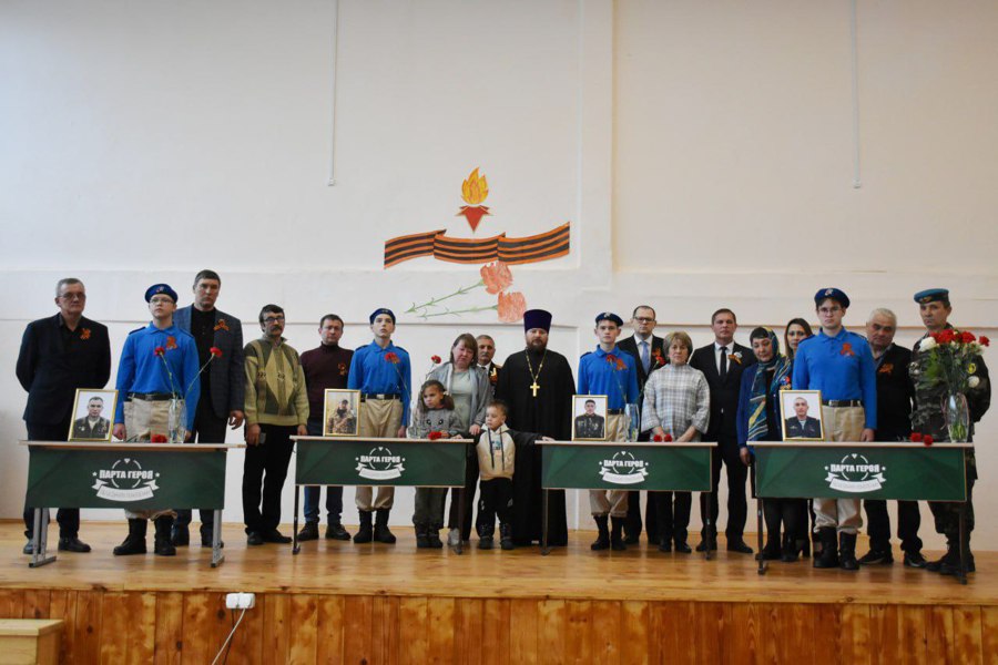 В трёх школах Козловского муниципального округа открыли парты Героев