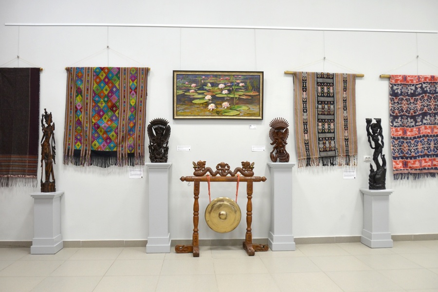 Открылась интернациональная выставка работ мастеров России и Индонезии