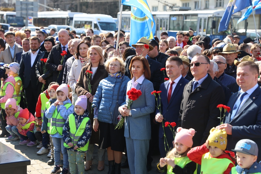 Возложение цветов в День космонавтики