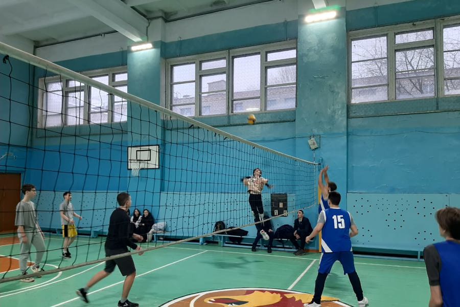 Продолжаются финальные игры первенства Калининского района г. Чебоксары по волейболу